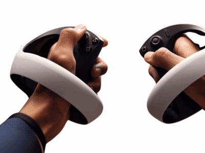 Gracz trzyma kontrolery Sony Sense do PlayStation VR2