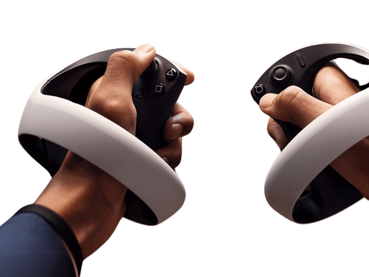 VR2_4 Gracz trzyma kontrolery Sony Sense do PlayStation VR2